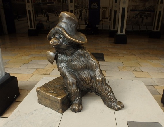 Памятник медвежонку Паддингтону на одноимённом возкале